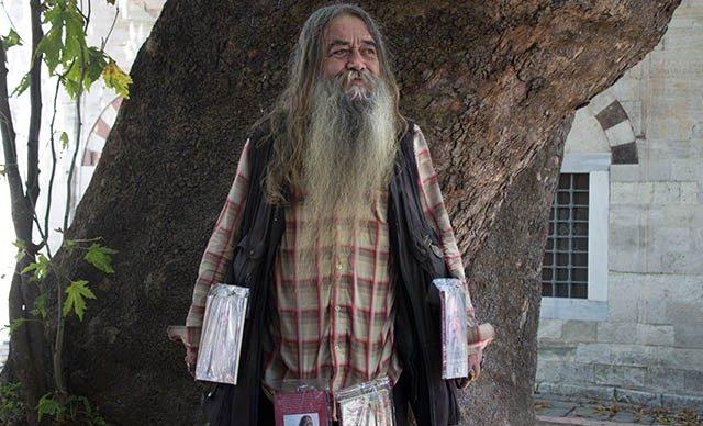 Sahaflar &Ccedil;arşısı nın sembol ismi kitaplarını &uuml;st&uuml;ne asarak satıyor 1