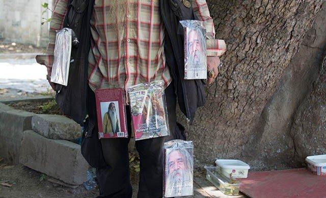 Sahaflar &Ccedil;arşısı nın sembol ismi kitaplarını &uuml;st&uuml;ne asarak satıyor 2