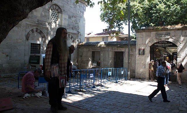 Sahaflar &Ccedil;arşısı nın sembol ismi kitaplarını &uuml;st&uuml;ne asarak satıyor 4