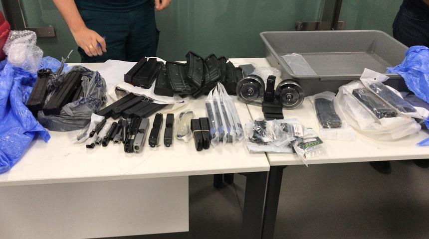 İstanbul Havalimanı'nda yolcunun valizden silah par&ccedil;aları &ccedil;ıktı