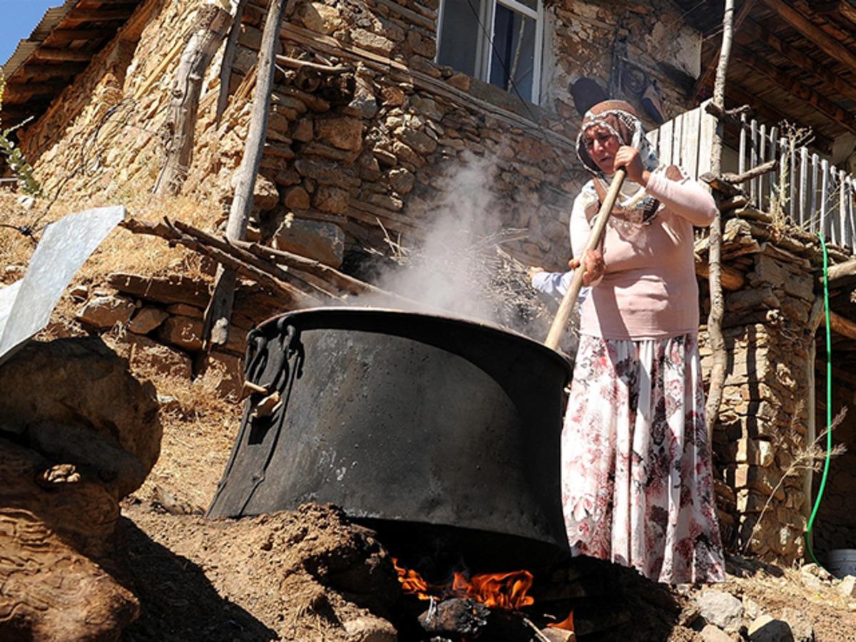 Bing&ouml;l'de bir&ccedil;ok hastalığa iyi gelen dut pekmezinin yapımına başlandı