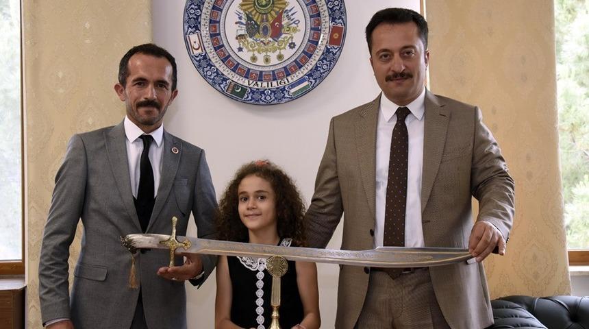 Kendi emeğiyle yaptığı &rsquo;Fetih&rsquo; kılıcını Vali Şent&uuml;rk&rsquo;e takdim etti
