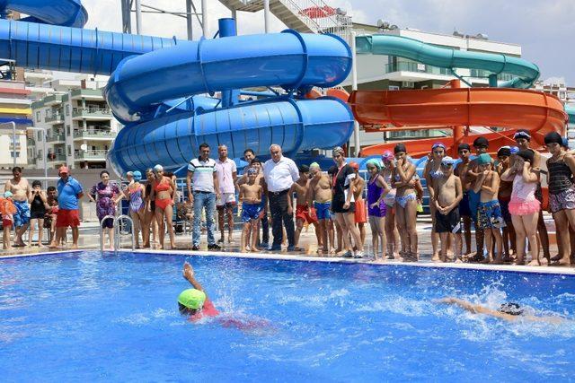 Erdemli’de yüzme kursuna katılan kursiyerler katılım belgelerini aldı