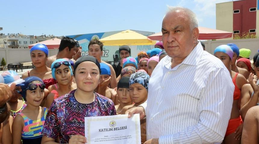 Erdemli&rsquo;de y&uuml;zme kursuna katılan kursiyerler katılım belgelerini aldı