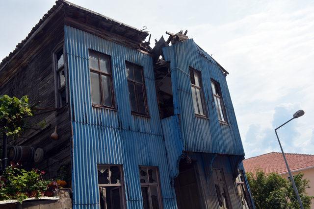 Yıkılma riski taşıyan ahşap evi halatla bağladılar