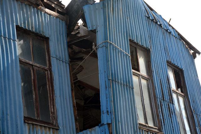 Yıkılma riski taşıyan ahşap evi halatla bağladılar