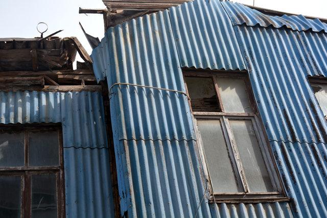 Yıkılma riski taşıyan ahşap evi halatla bağladılar