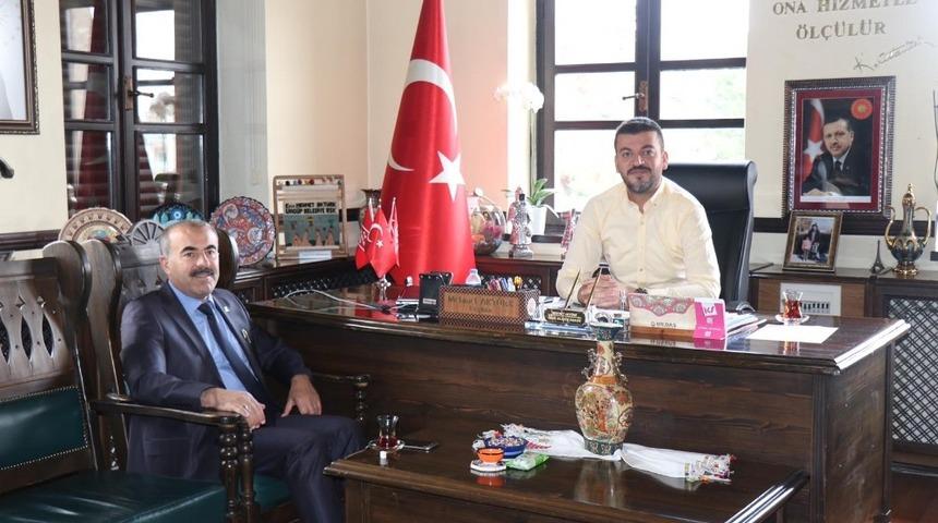 Milli Eğitim M&uuml;d&uuml;r&uuml; Demir, Belediye Başkanı Akt&uuml;rk&rsquo;&uuml; ziyaret etti