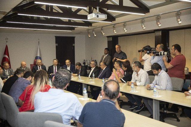 Başkan Büyükkılıç, ilçe belediye başkanları ve esnaf temsilcileri ile bir basın toplantısı yaptı