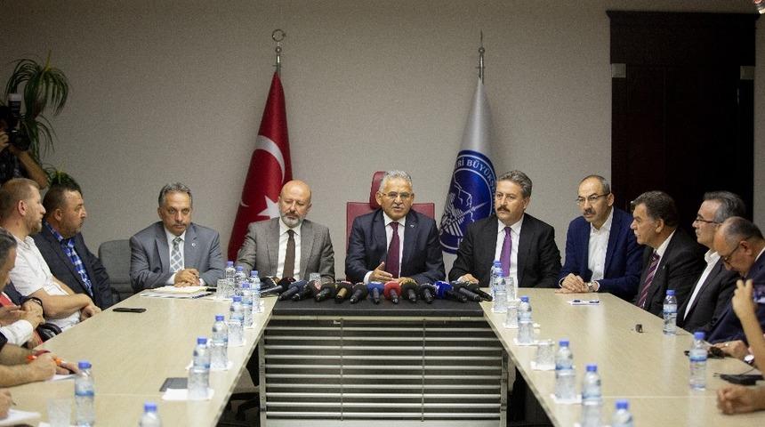 Başkan B&uuml;y&uuml;kkılı&ccedil;, il&ccedil;e belediye başkanları ve esnaf temsilcileri ile bir basın toplantısı yaptı