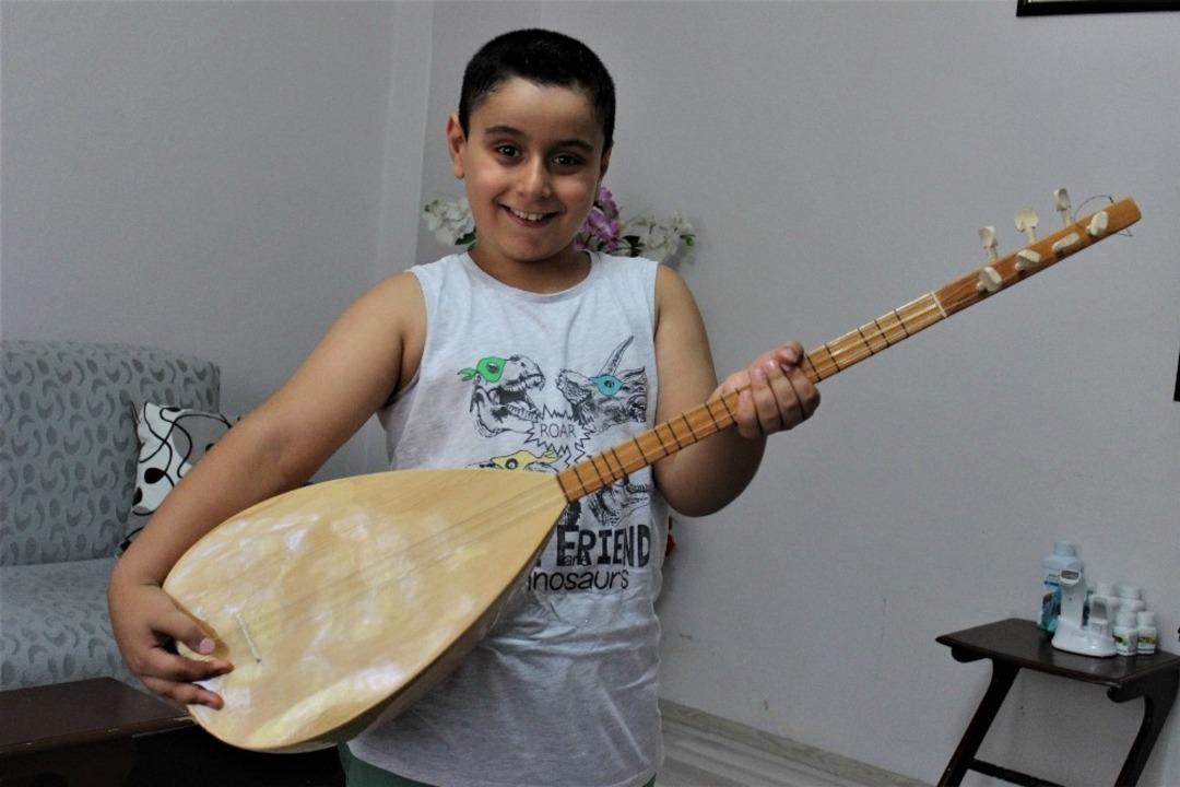 Oyuncaklarını satışa &ccedil;ıkaran &ccedil;ocuğa, Başkan Şerifoğulları&rsquo;ndan anlamlı jest