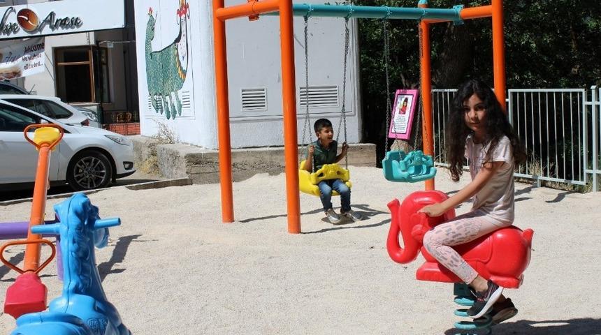 Kazada hayatını kaybeden 3 yaşındaki kızının adına park yaptırdı