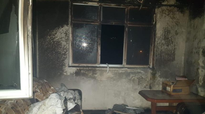 Evin iki odası yangında kül oldu