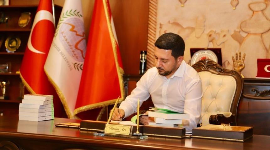 Gen&ccedil;leri kitapla buluşturan başkan