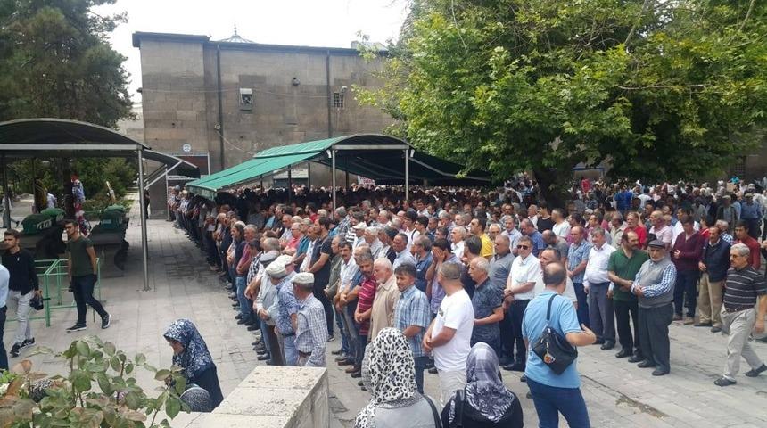 Vefat eden İzci Lideri &Ouml;mer se&ccedil;me toprağa verildi