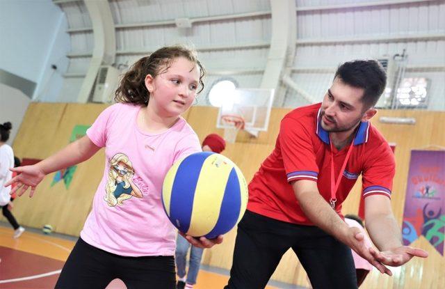 Geleceğin voleybolcuları yetişiyor