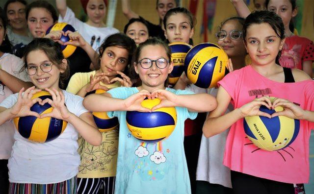 Geleceğin voleybolcuları yetişiyor