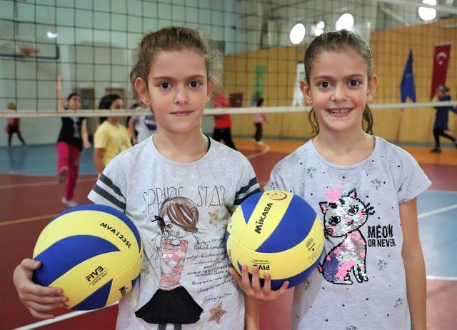 Geleceğin voleybolcuları yetişiyor