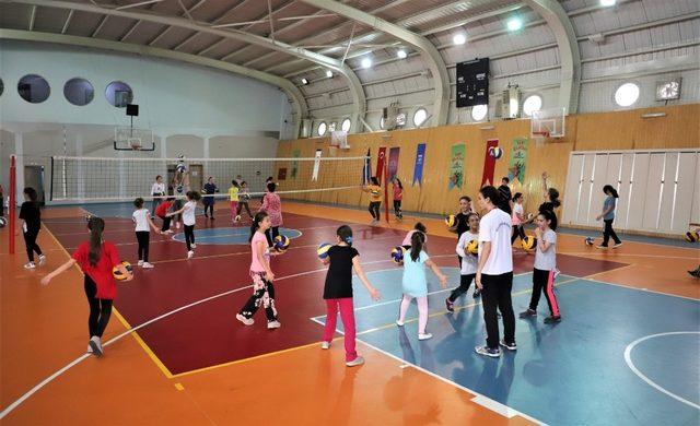 Geleceğin voleybolcuları yetişiyor