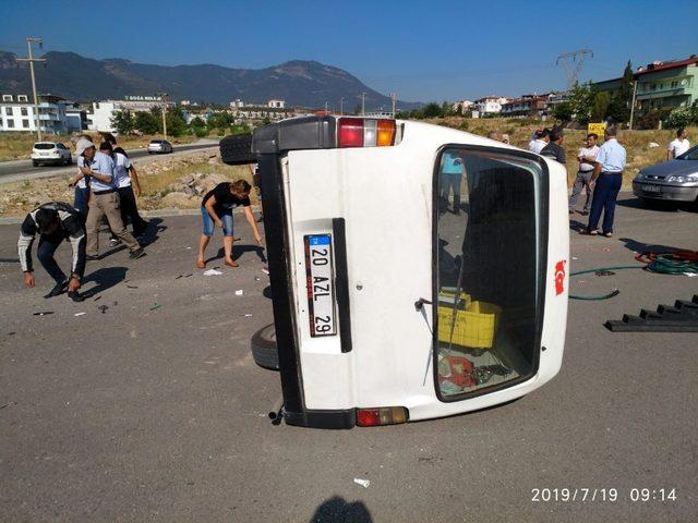 Devrilen minibüste sıkışan sürücüyü itfaiye kurtardı
