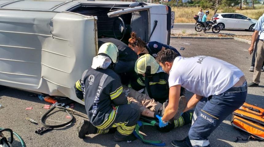 Devrilen minib&uuml;ste sıkışan s&uuml;r&uuml;c&uuml;y&uuml; itfaiye kurtardı