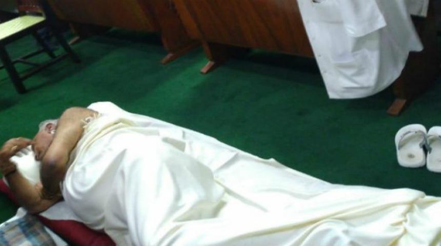 İlginç protesto! Mecliste yere yorgan atıp uyudu