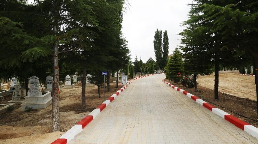 Belediyeden mezarlık bakım ve onarım &ccedil;alışması