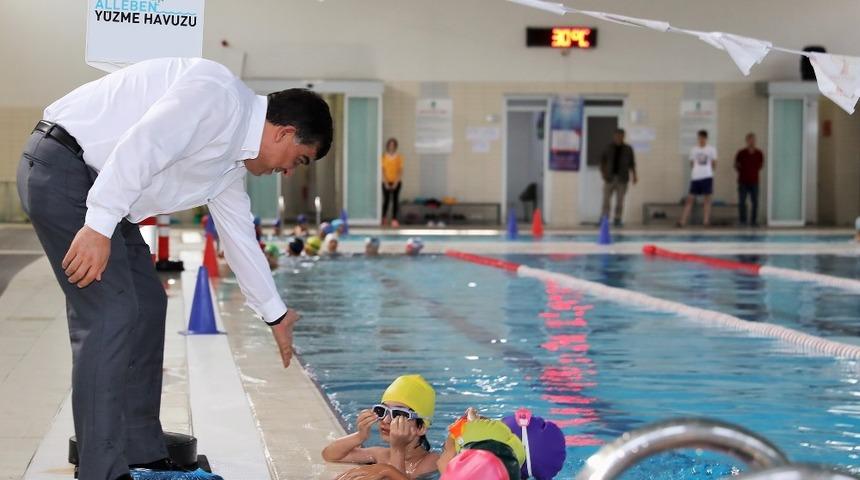Alleben  y&uuml;zme havuzları 5 bin y&uuml;z&uuml;c&uuml;ye eğitim veriyor