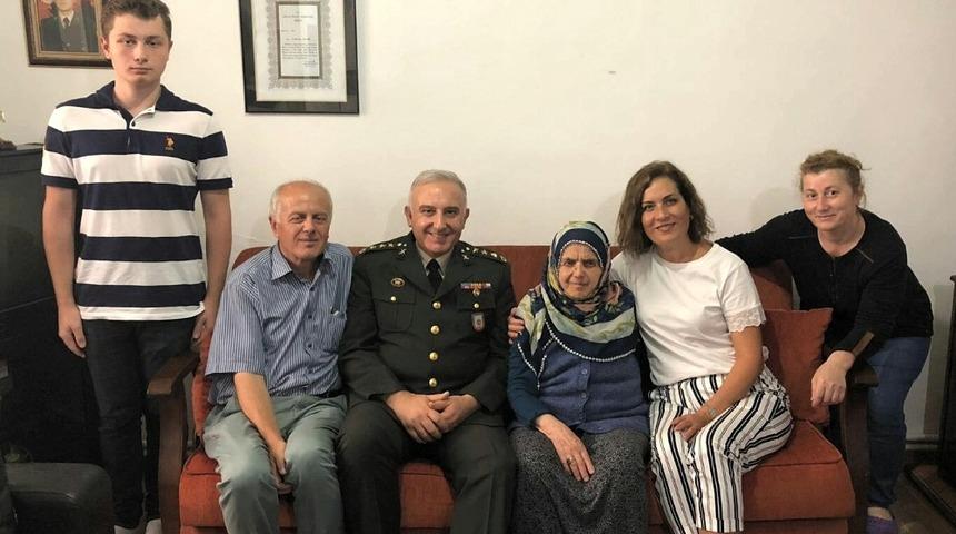 Garnizon Komutanı &Uuml;st&uuml;n&rsquo;den şehit ailesine taziye