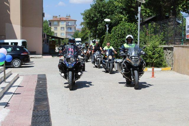 Kansere dikkat çekmek için, Motosikletle Türkiye’yi geziyorlar