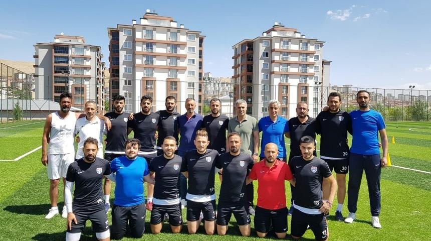 Elazığ Belediyespor, i&ccedil; transferde 11 futbolcu ile s&ouml;zleşme imzaladı