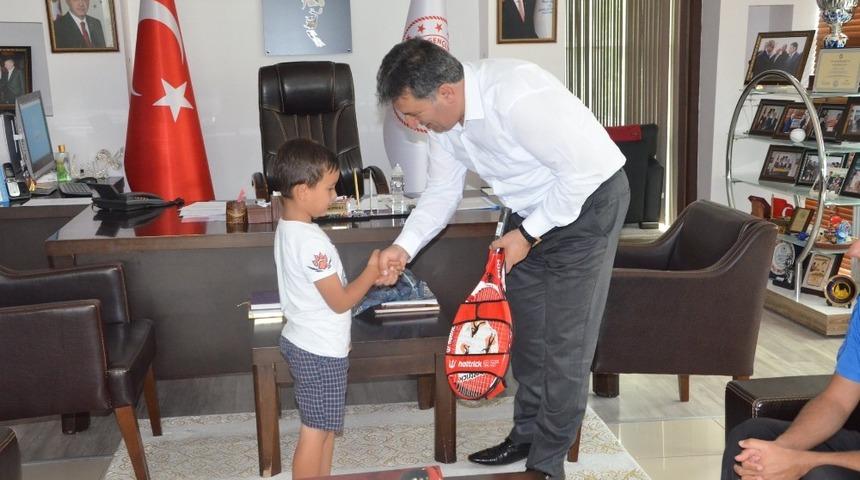 İl M&uuml;d&uuml;r&uuml; Eskici&rsquo;nden minik tenis&ccedil;iye raket hediyesi