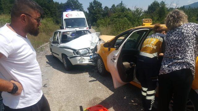 İki otomobil kafa kafaya çarpıştı: 2 yaralı