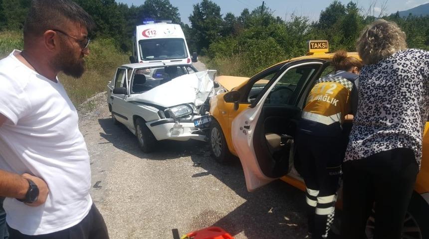 İki otomobil kafa kafaya &ccedil;arpıştı: 2 yaralı