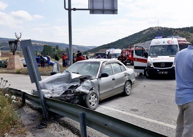 İki otomobil çarpıştı: 3’ü ağır 4 yaralı