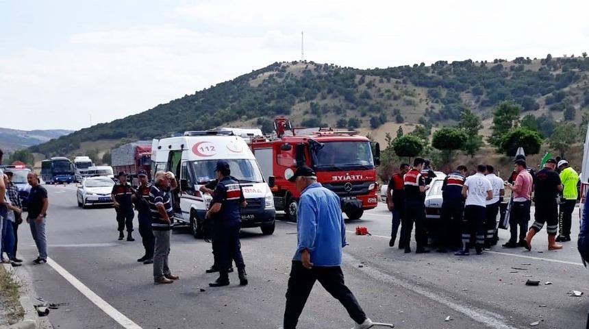 İki otomobil &ccedil;arpıştı: 3&rsquo;&uuml; ağır 4 yaralı