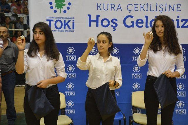 Aliağa’daki TOKİ kurasında sevinç gözyaşları