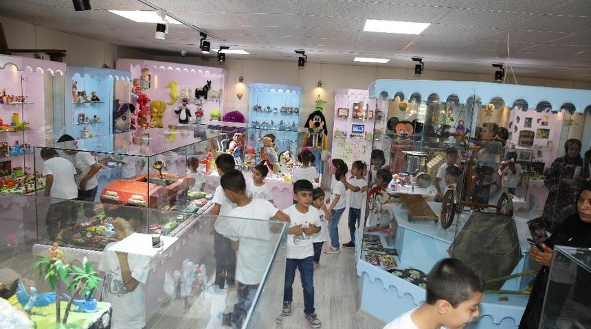 Suriyeli yetimler oyuncak m&uuml;zesini gezdi
