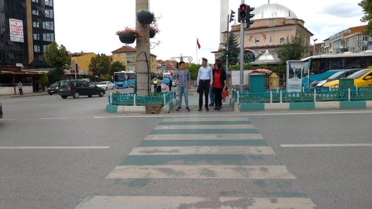 Kırmızı ışıkta geçen yayalara ceza G4