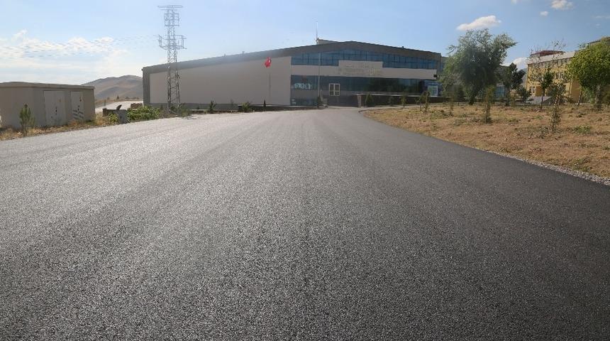 Develi Seyrani Kamp&uuml;s&uuml;nde Sıcak Asfalt &Ccedil;alışması Devam Ediyor