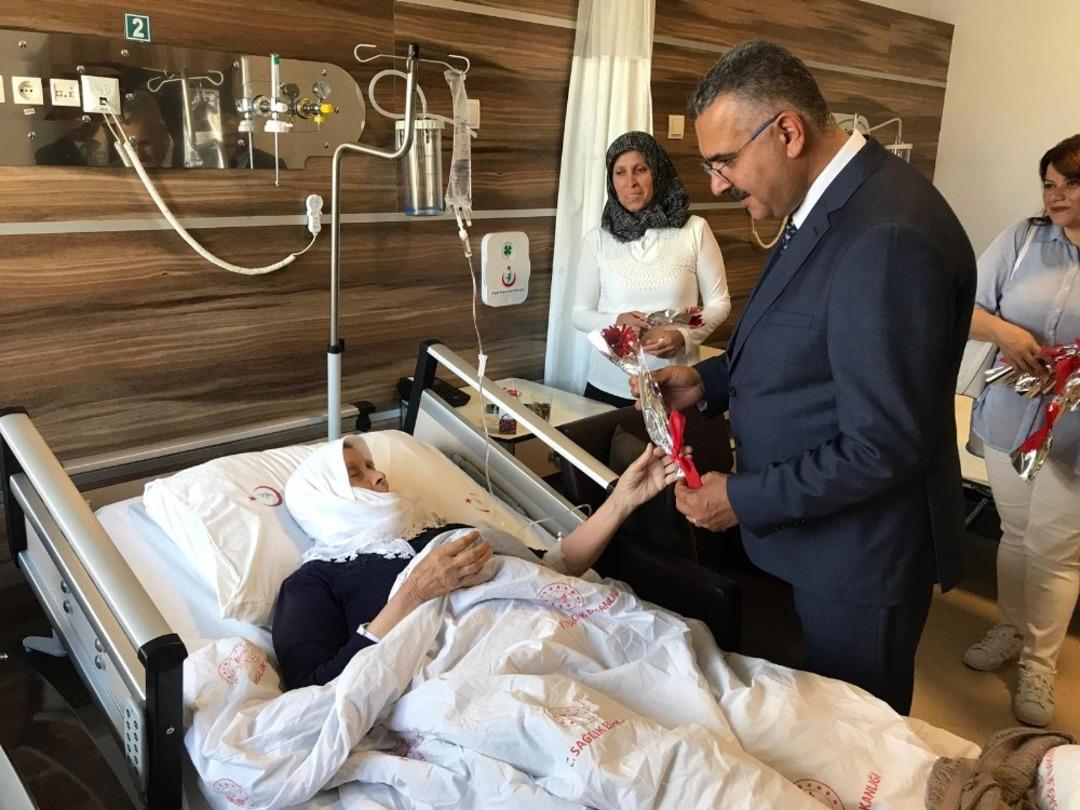 Ahlatcı’dan hastalara ziyaret