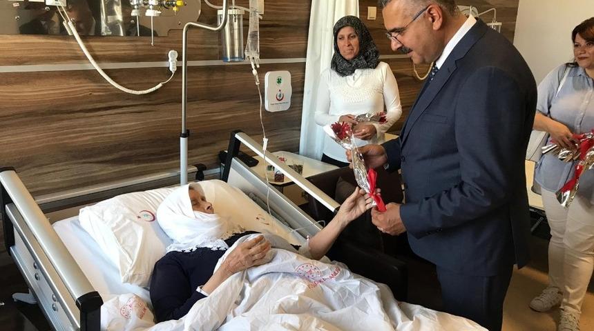 Ahlatcı&rsquo;dan hastalara ziyaret