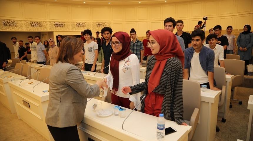 Şahin, YKS&rsquo;de başarılı &ouml;ğrencileri &ouml;d&uuml;llendirdi