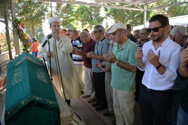 Fotoğraflar// Tiyatro yazarı Tuncer C&uuml;cenoğlu son yolculuğuna uğurlandı 4