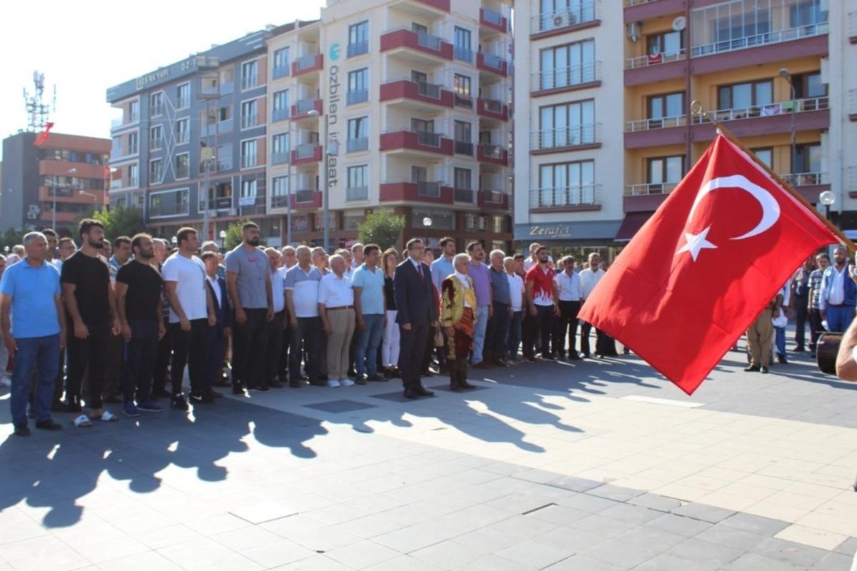 &Ccedil;an Belediyesi 8. Yağlı G&uuml;reş Festivali kortej y&uuml;r&uuml;y&uuml;ş&uuml; ile başladı