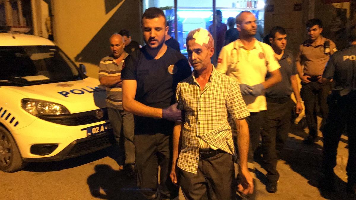 Berberi 'Kadına neden baktın?' diyerek d&ouml;vd&uuml;ler