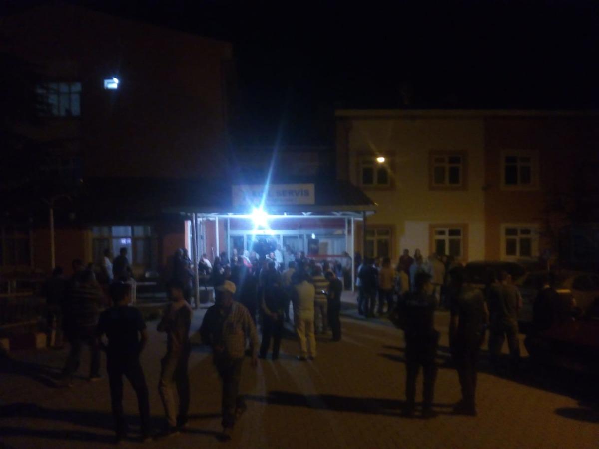 Adana&rsquo;da d&uuml;ğ&uuml;nde &ccedil;ıkan silahlı kavgada yaralanan iki &ccedil;ocuktan biri &ouml;ld&uuml;