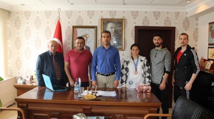 Başarılı sporcu &ouml;d&uuml;llendirildi