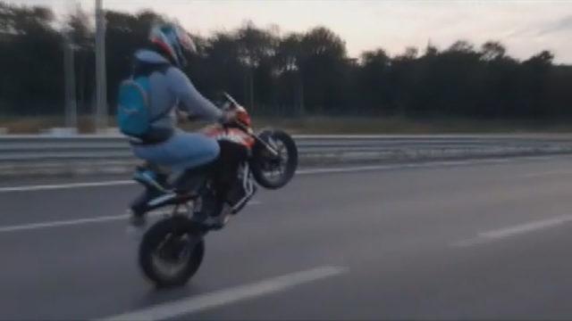 Motosikletli magandanın tehlikeli gösterisi kamerada