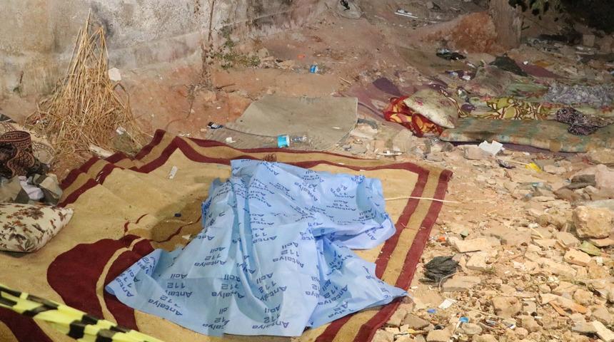 Sokaktaki yatağında ölü bulundu, cebinden çıkan yürek burktu